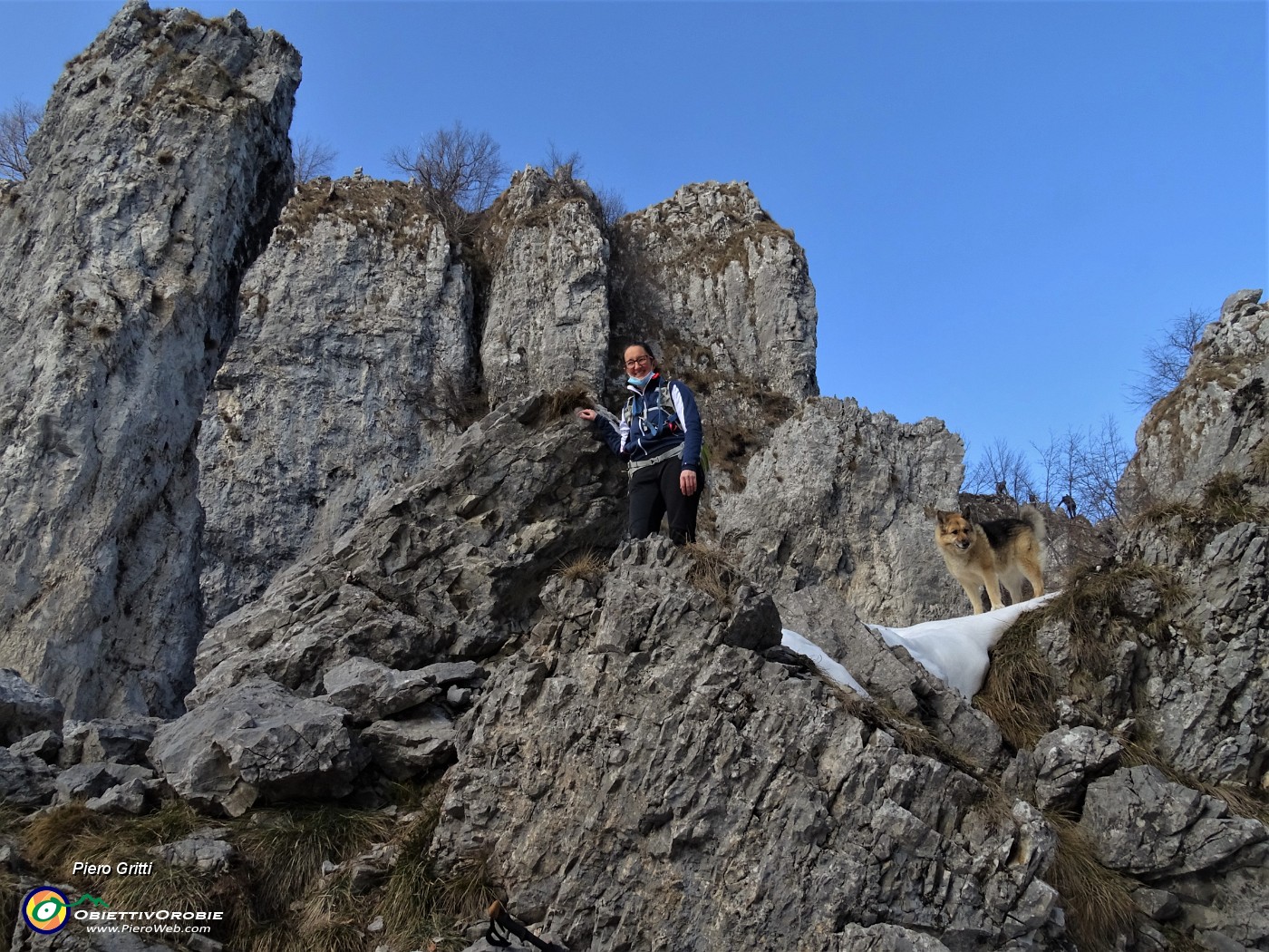 33 Erica con Dori incorniciati tra i roccioni-torrioni el 'labirinto' di Cornagera.JPG